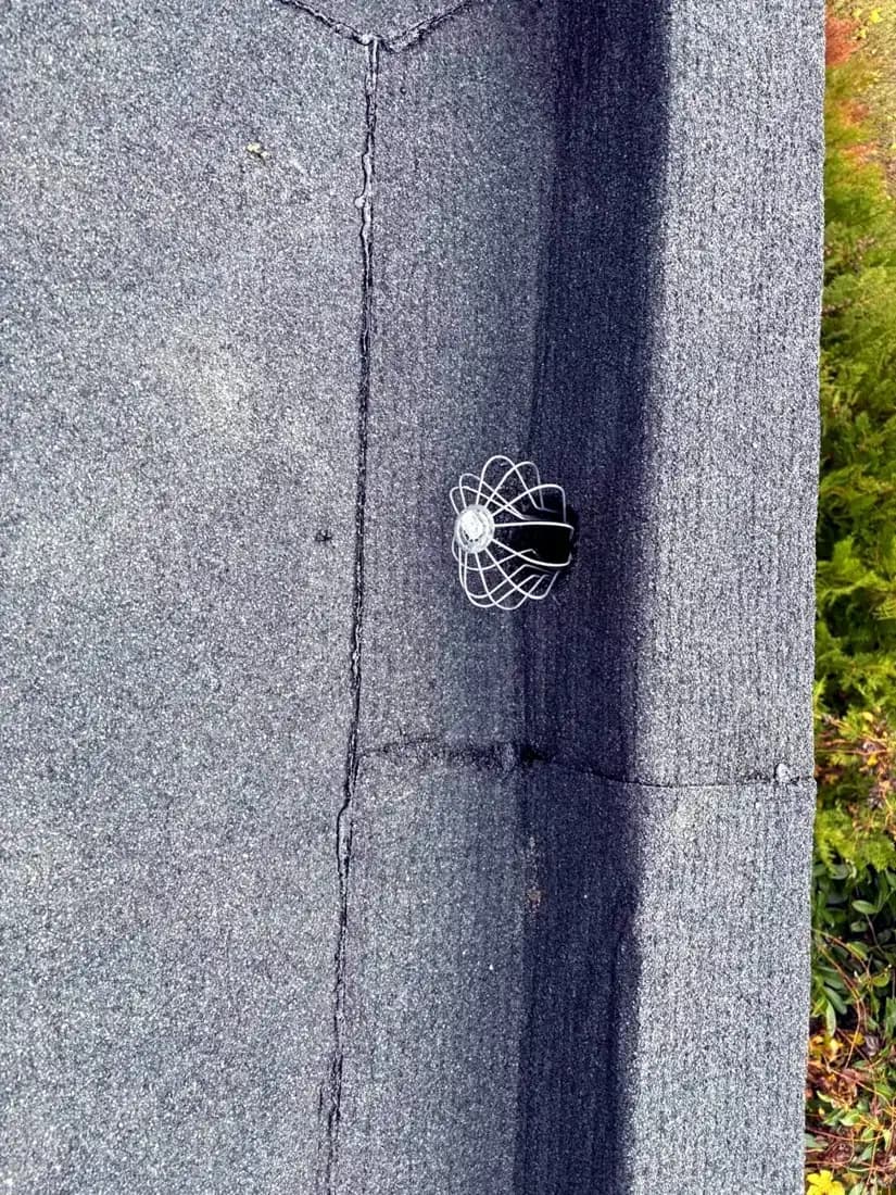 Une crapaudine posée sur la naissance d’évacuation d’une toiture plate en membrane bitumineuse