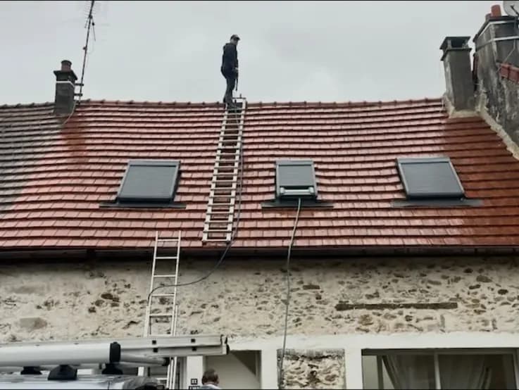 La même toiture après nettoyage, tuiles dégagées et surface uniforme